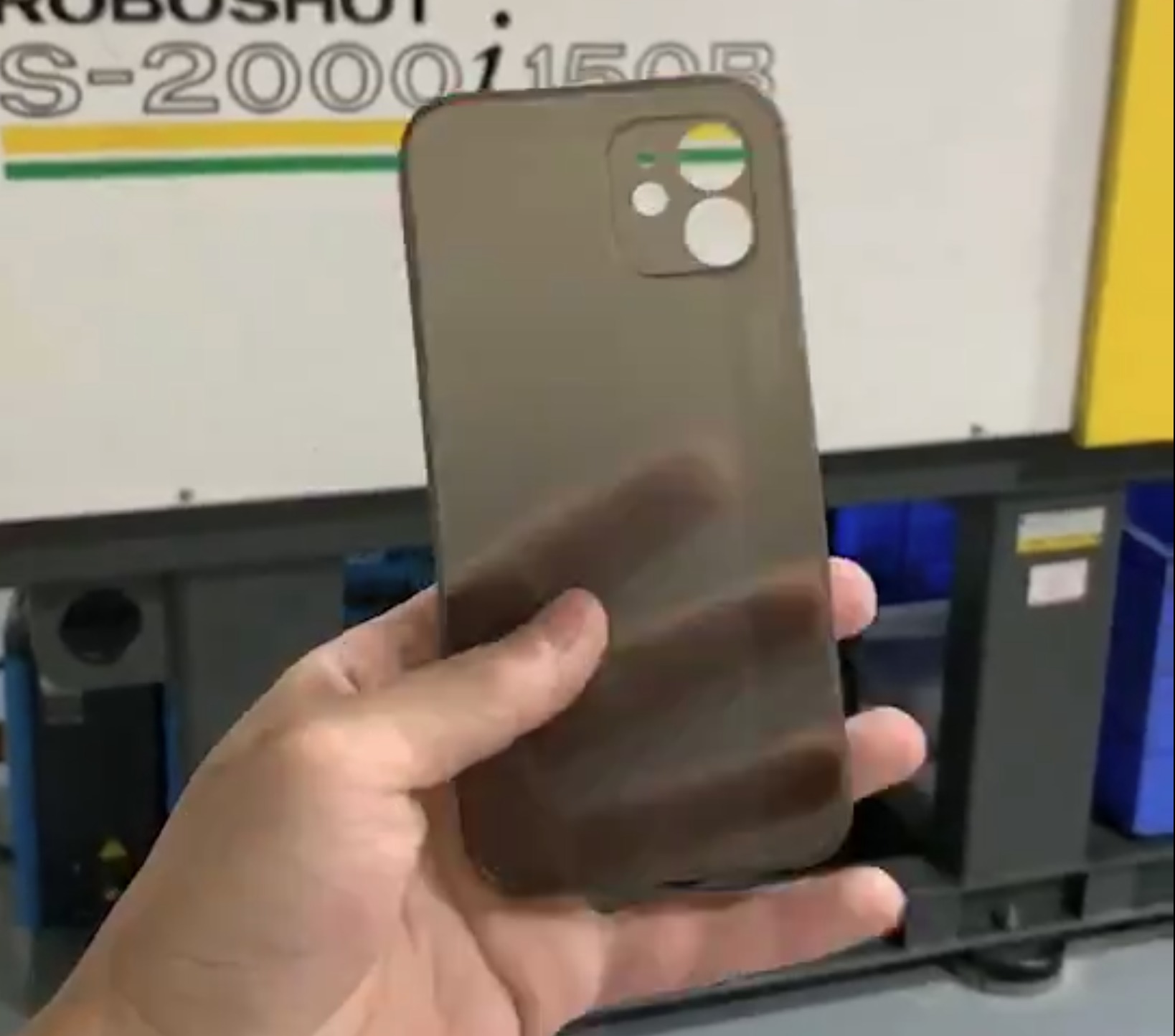 Iphone 12のケースを撮影した動画がリーク 角張ったデザインを採用か