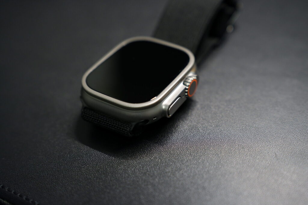 Apple_Watch_Ultra_lamicall_チタンフレーム_取り付け後_2