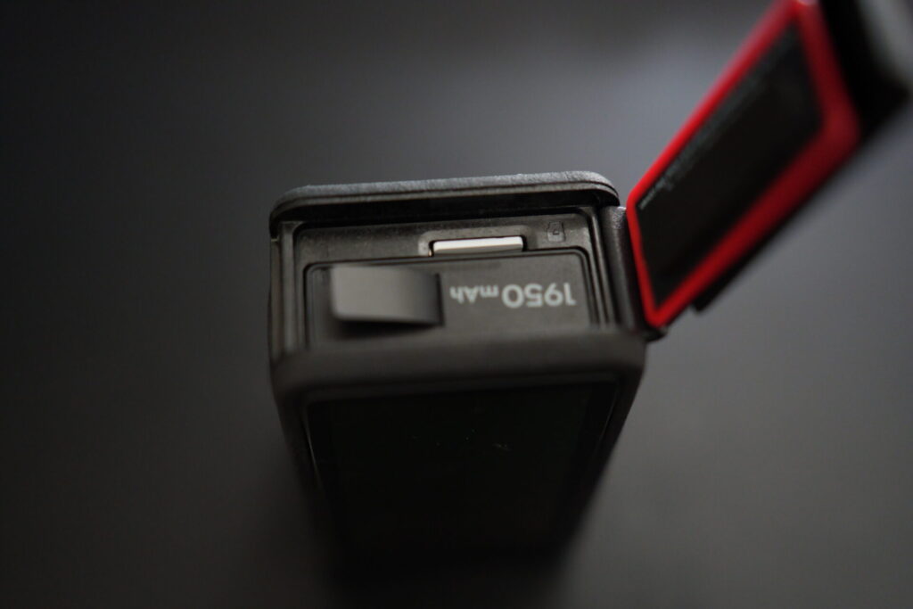 DJI_OSMO_ACTION_5_Pro_バッテリーとSDカードと
