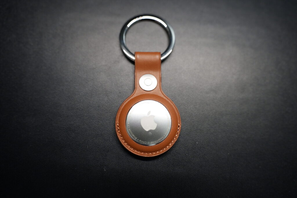 Apple_AirTagレザーキーリング_AirTag装着_裏面