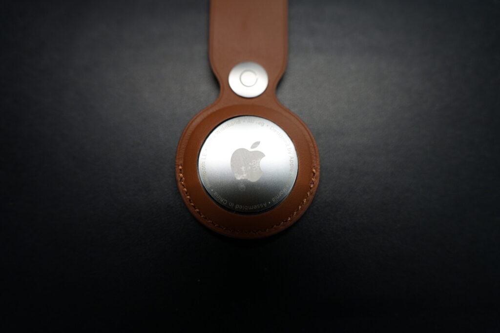 Apple_AirTagレザーループ_AirTag装着_裏面