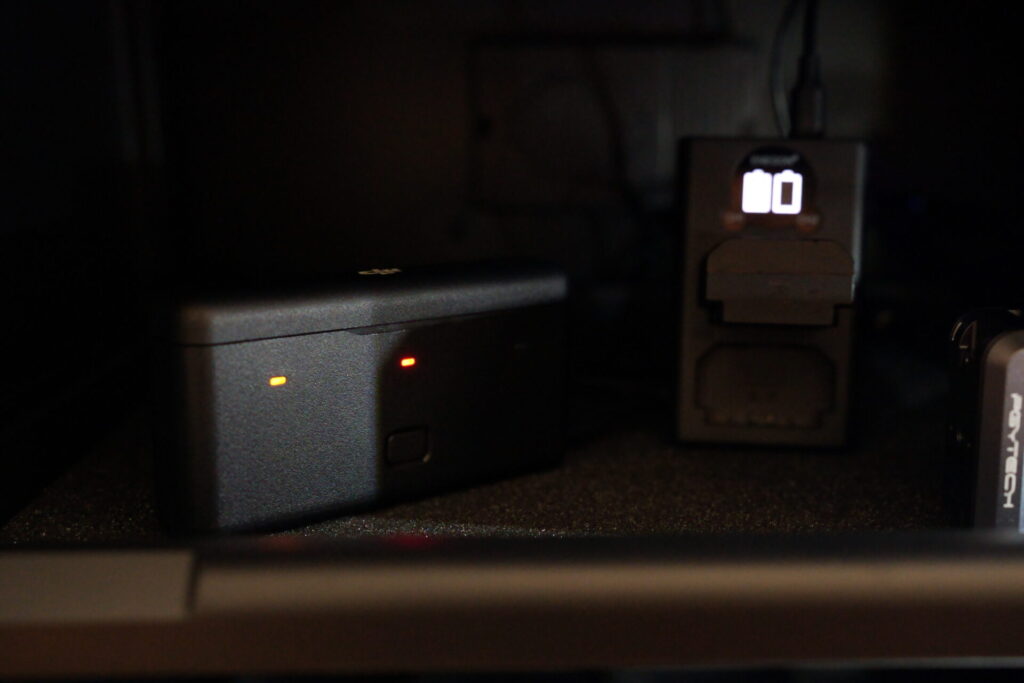 防湿庫_HOKUTO_HB-102EM_DJIとSONYバッテリーを同時充電