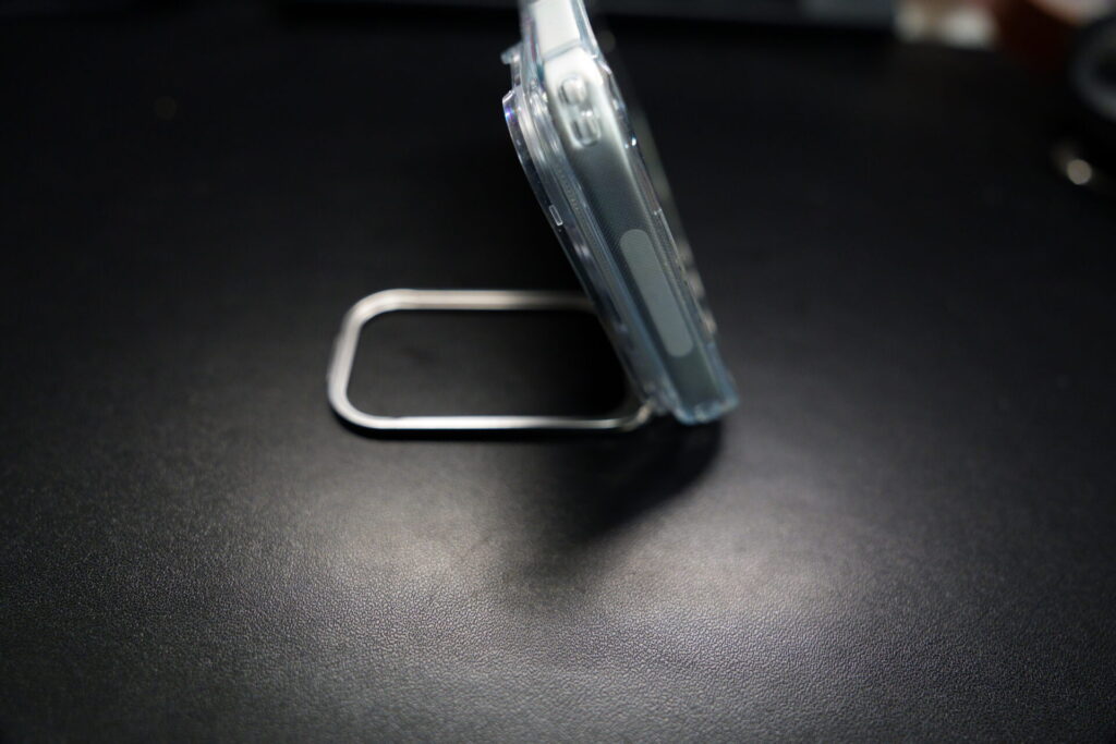 ESR_iPhone17Pro_スタンド付きスマホケース_Classicシリーズ_スタンド角度_最大