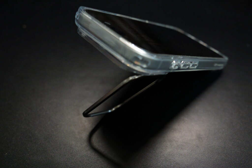 ESR_iPhone17Pro_スタンド付きスマホケース_Classicシリーズ_縦置き