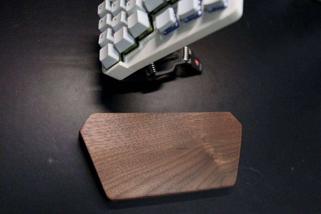 Faluber_木製アームレスト_分割キーボードで使用